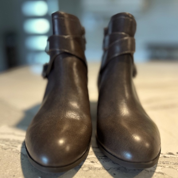 UNISA Woman’s vegan leather Zipper Boots ~ size 7 - Picture 7 of 8